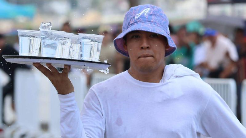Inician las Fiestas de Santa Ana en Boca del Río con la tradicional carrera de meseros